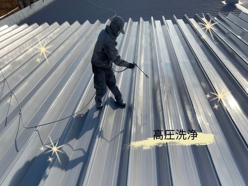 滝沢市~某工場の折半屋根を高圧洗浄様子