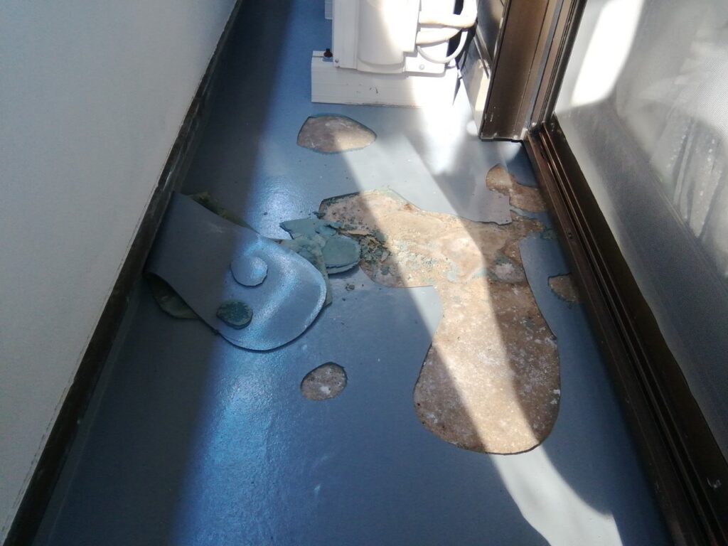 滝沢市でベランダ防水工事を行いました｜剥がれた床を下地から丁寧に補修