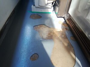 ベランダ床 防水塗膜の剥がれ 下地が露出している様子