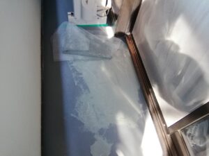 滝沢市 ベランダ防水工事 下地処理中 防水層を補修している工程