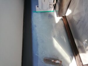 ベランダ防水工事 下地処理 劣化した防水層の補修作業