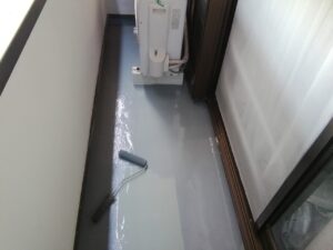 滝沢市 ベランダ 防水工事 防水材塗布中の施工状況