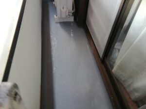 ベランダ防水工事 完了後 床面が均一に仕上がった様子