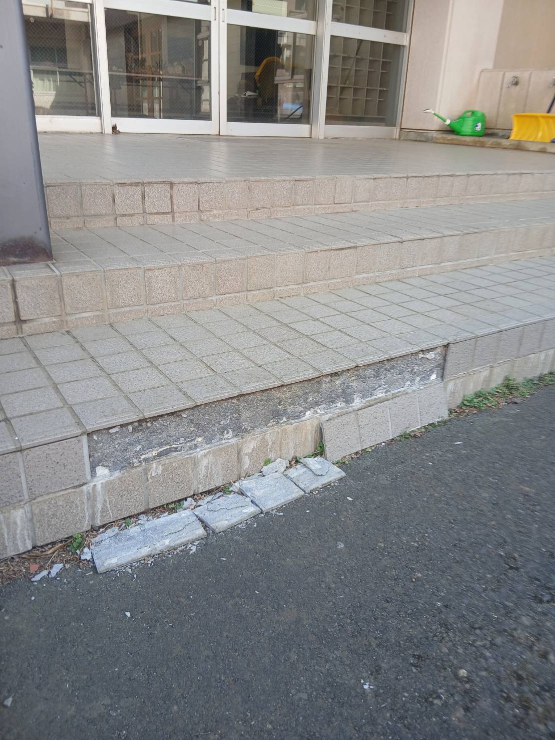 八幡平市_〇中学校_タイル補修工事_補修前