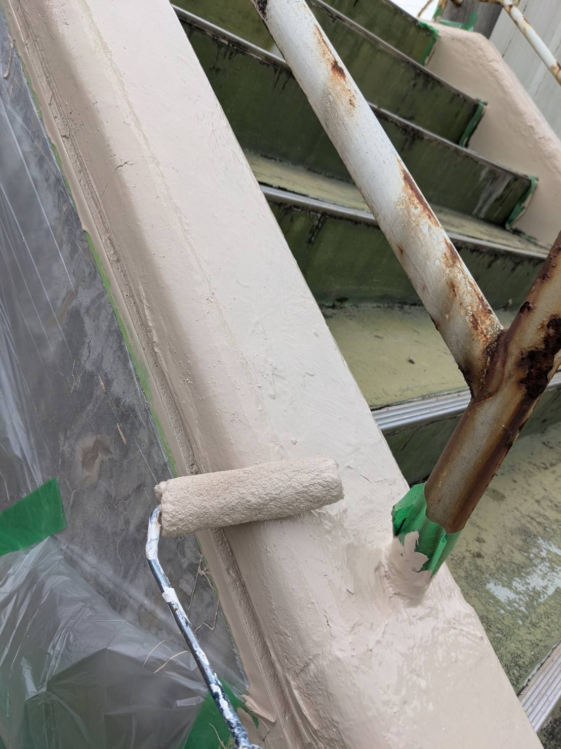 八幡平市_〇高校のプール_防水補修工事_仕上げ塗装中