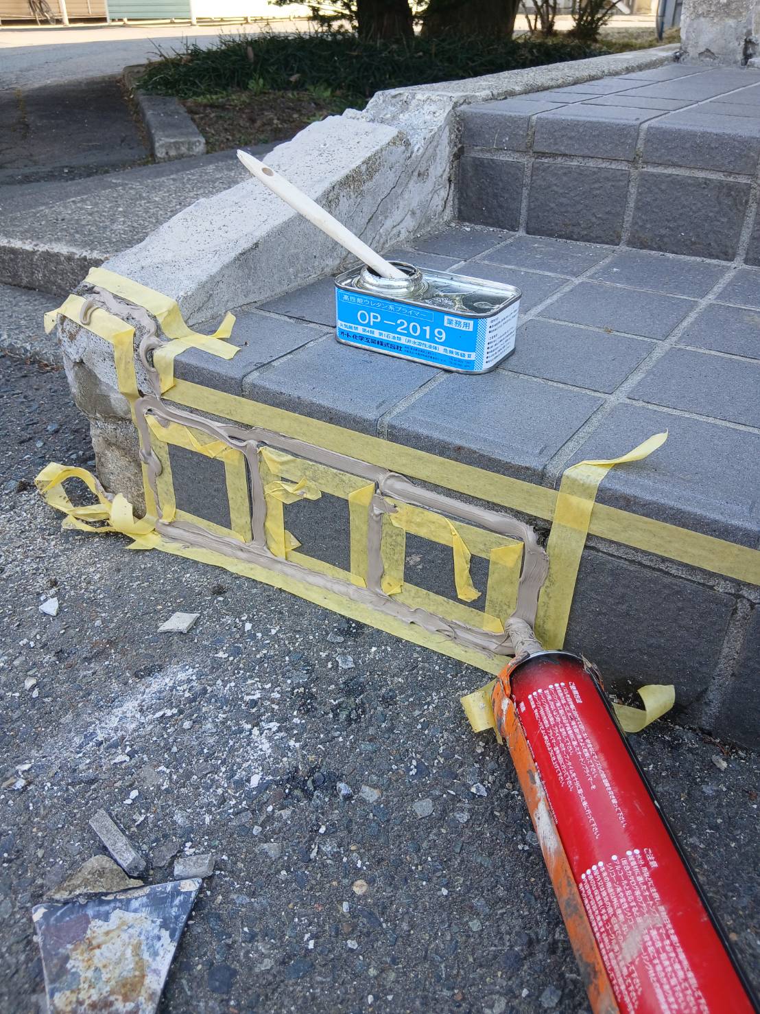 滝沢市_〇小学校_タイル補修工事_補修中