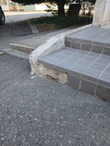 滝沢市_〇小学校_タイル補修工事_補修前