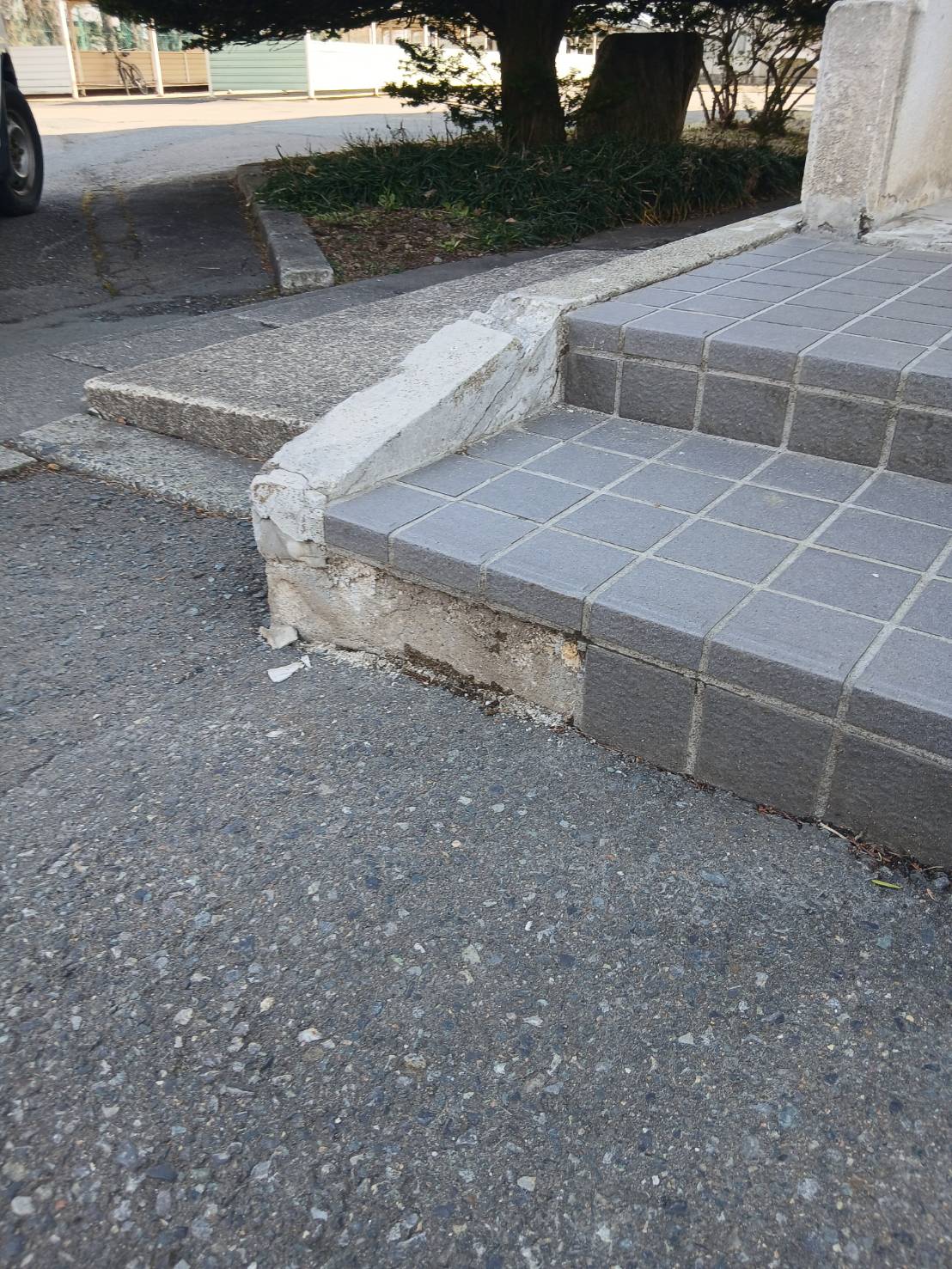 滝沢市_〇小学校_タイル補修工事_補修前