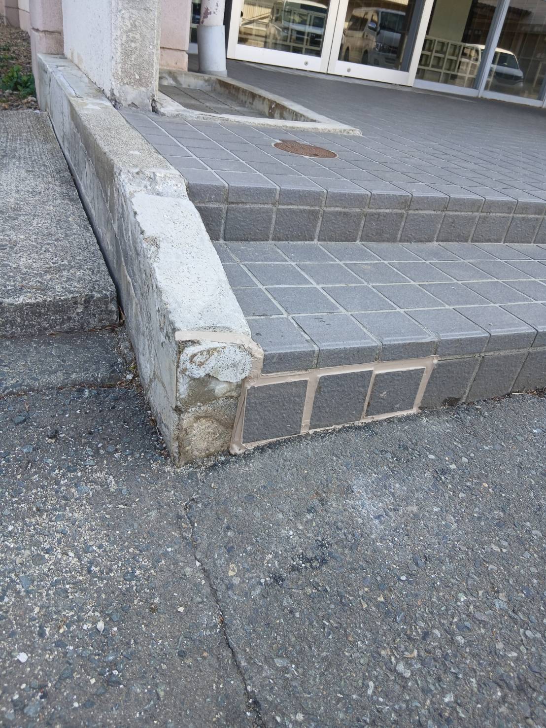 滝沢市_〇小学校_タイル補修工事_補修後