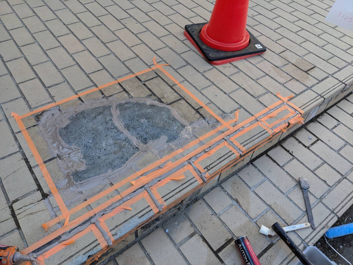 盛岡市〇小学校_タイル補修工事_補修中