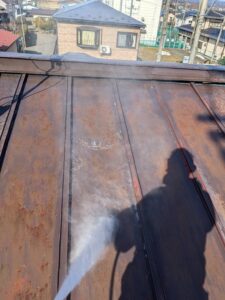 雫石町M様邸 屋根塗装前の高圧洗浄作業