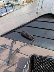 北上市H様邸 屋根塗装 錆止め塗装の様子