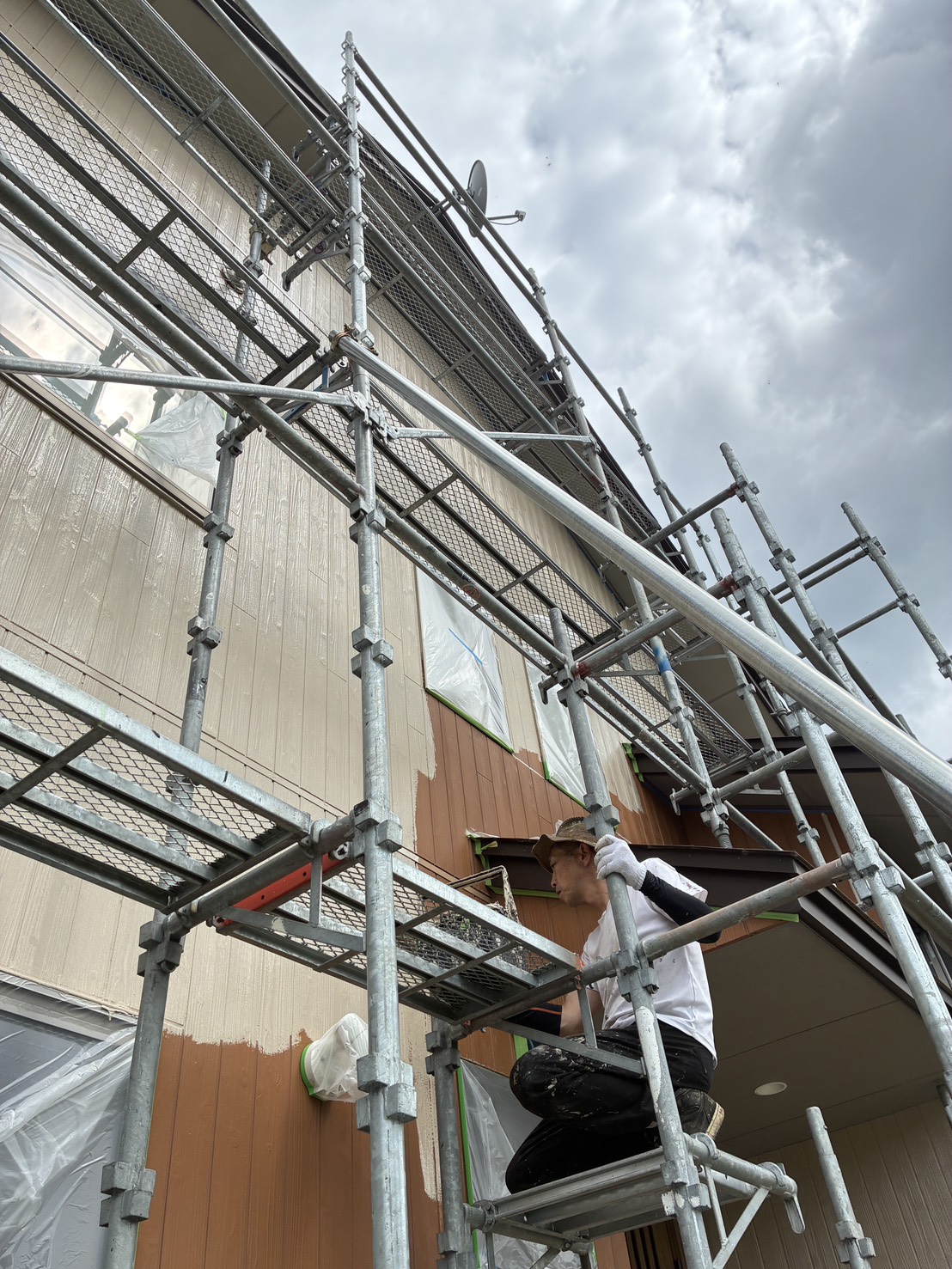 八幡平市K様邸の外壁塗装における下塗り作業